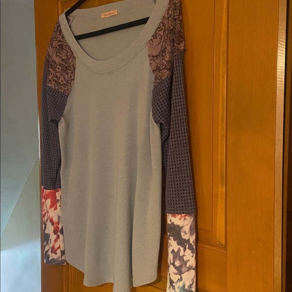 Light Blue Knot Top With Contrasting Print Sleeves Size M - Picture 2 of 6